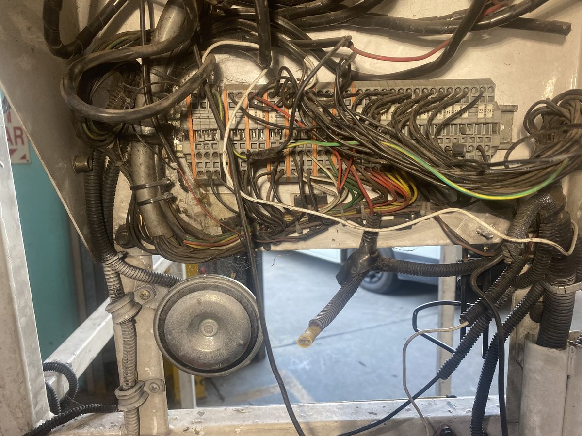 Machine terminal strip and wiring