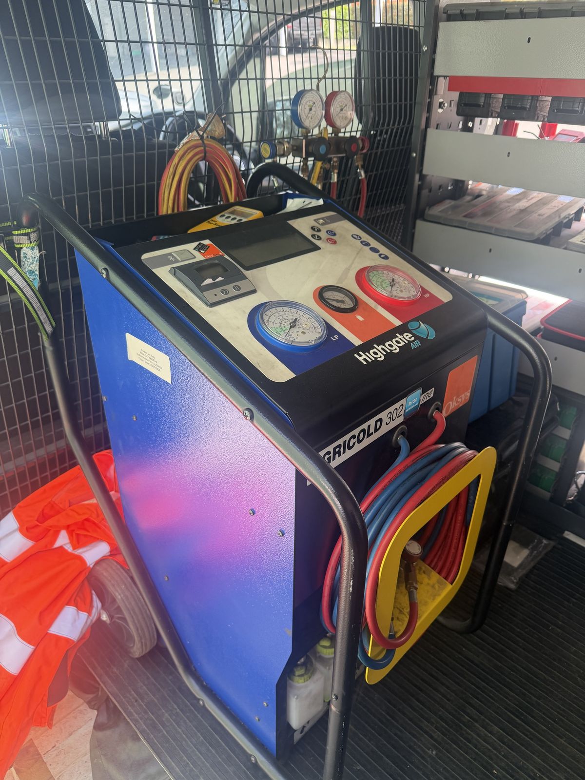 Air con recovery and recharge machine